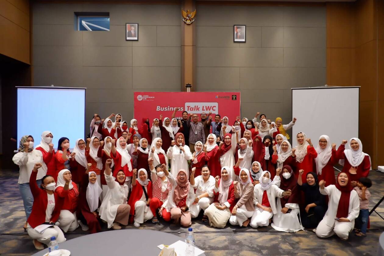 BUSINESS TALK LWC: Peserta, panitia, perwakilan Kemenkumham NTB, perwakilan Bank NTB Syariah usai Business Talk LWC di Hotel Prime Park Mataram, kemarin (14/8).(NURUL/LOMBOK POST)