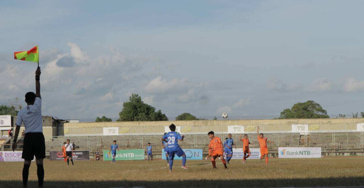 TERJEBAK OFFSIDE: Pemain Perslobar Farras Muhadzib (biru) terjebak perangkap offside yang diterapkan pemain bertahan PS Mataram dalam pertandingan pembuka Liga 3 Bank NTB Syariah, Sabtu (6/8).(PUJO/LOMBOK POST)