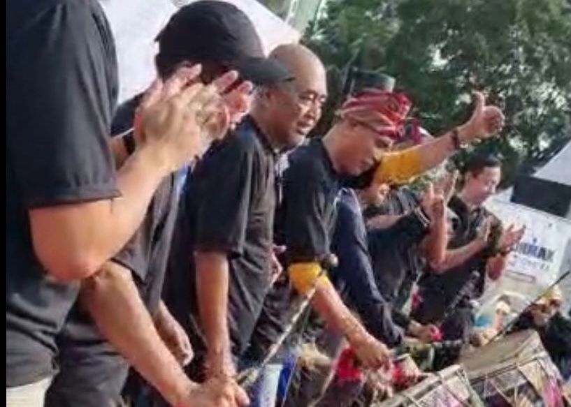 PELUNCURAN EVENT: Pukulan gendang beleq menandai launching event Ironman 70.3 Triathlon Lombok, di Jakarta. (Yusron untuk Lombok Post)
