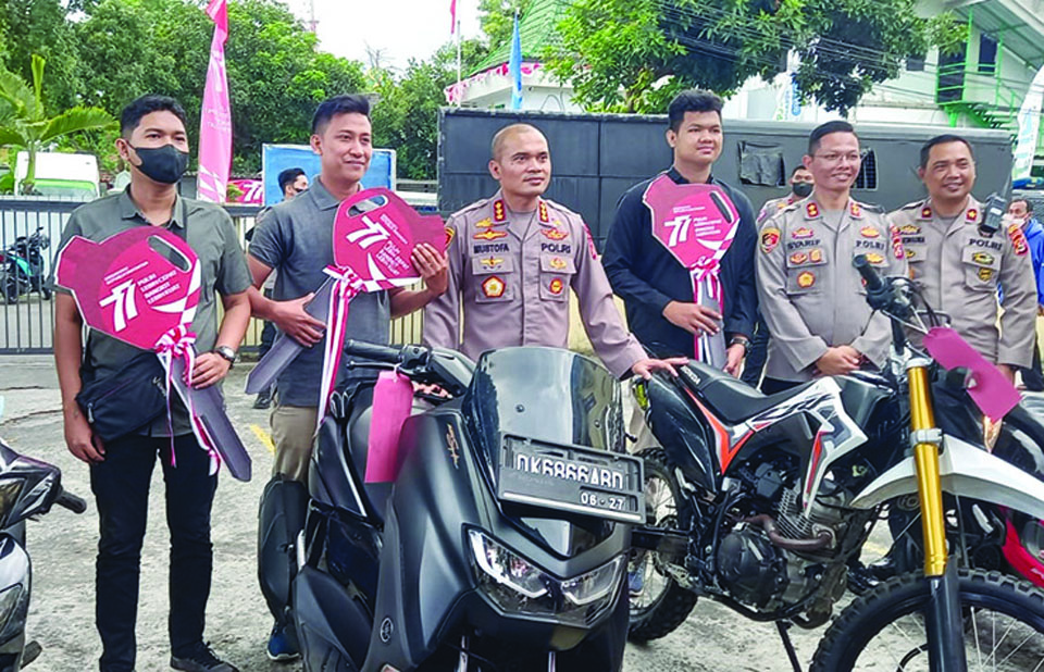 DIKEMBALIKAN: Kapolresta Mataram Kombespol Mustofa (tiga dari kiri) bersama bersama para korban curanmor usai penyerahan barang bukti sepeda motor, Kamis (18/8). Diduga banyak motor curian di Bali yang dijual ke Lombok. (Dok/Lombok Post)