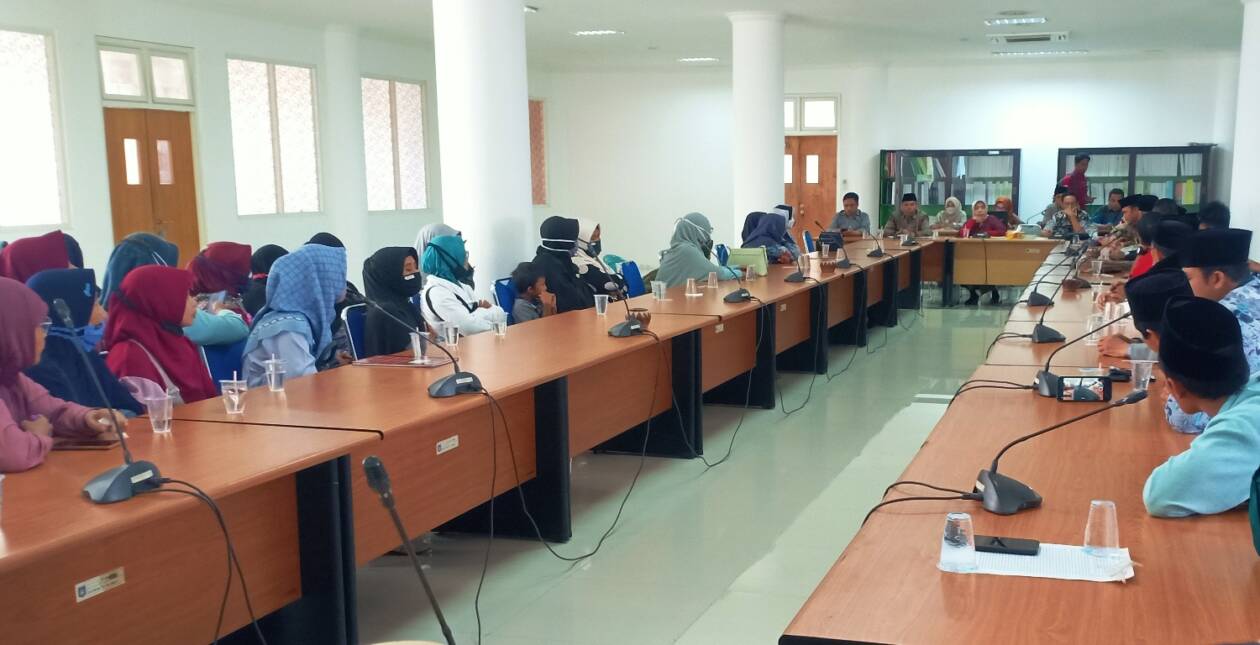 MENGADU: Para guru dari Yayasan Ponpes Darul Aminin NW Desa Aikmual, Kecamatan Praya, Loteng saat mengadu di dewan, Kamis (4/8).( Dedi/Lombok Post)