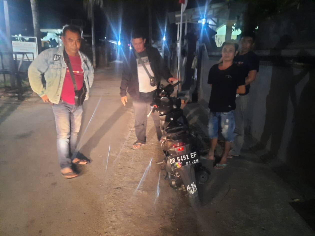 TERTANGKAP: Terduga pelaku Curanmor dibekuk tim opsnal Polsek Sandubaya, Minggu (7/8) dini hari.  (Foto: Istimewa)