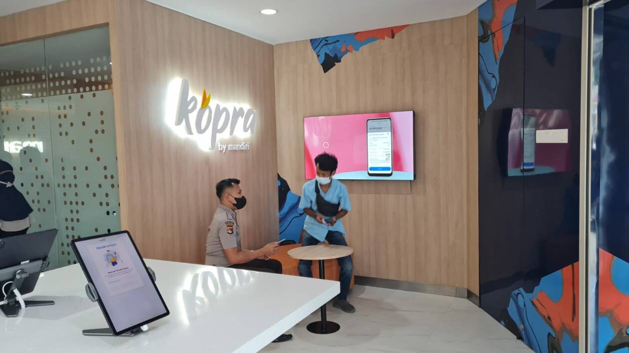 WAJAH BARU SMART BRANCH MANDIRI: Seorang nasabah saat diberikan informasi oleh satpam pada salah satu ruangan Smart Branch Mandiri KC Mataram AA Gde Ngurah, beberapa hari lalu.(NURUL/LOMBOK POST)
