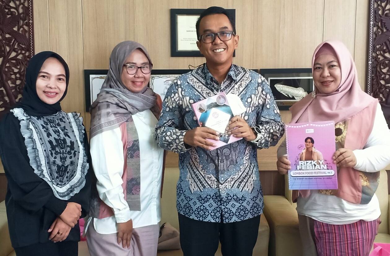 SIAP MENDUKUNG: GM PT AP I BIZAM Rahmat Adil Indrawan (dua dari kanan) siap mendukung dan mensukseskan event LWC, Jumat (29/7). (Dedi/Lombok Post)