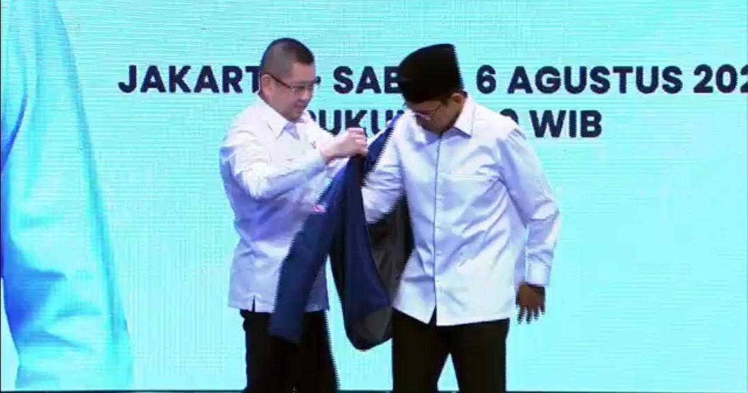 SIMBOLIK: Ketua Umum Perindo Hary Tanoesoedibjo memasangkan jas Perindo pada TGB HM Zainul Majdi, Sabtu (6/8).( PERINDO NTB FOR LOMBOK POST )