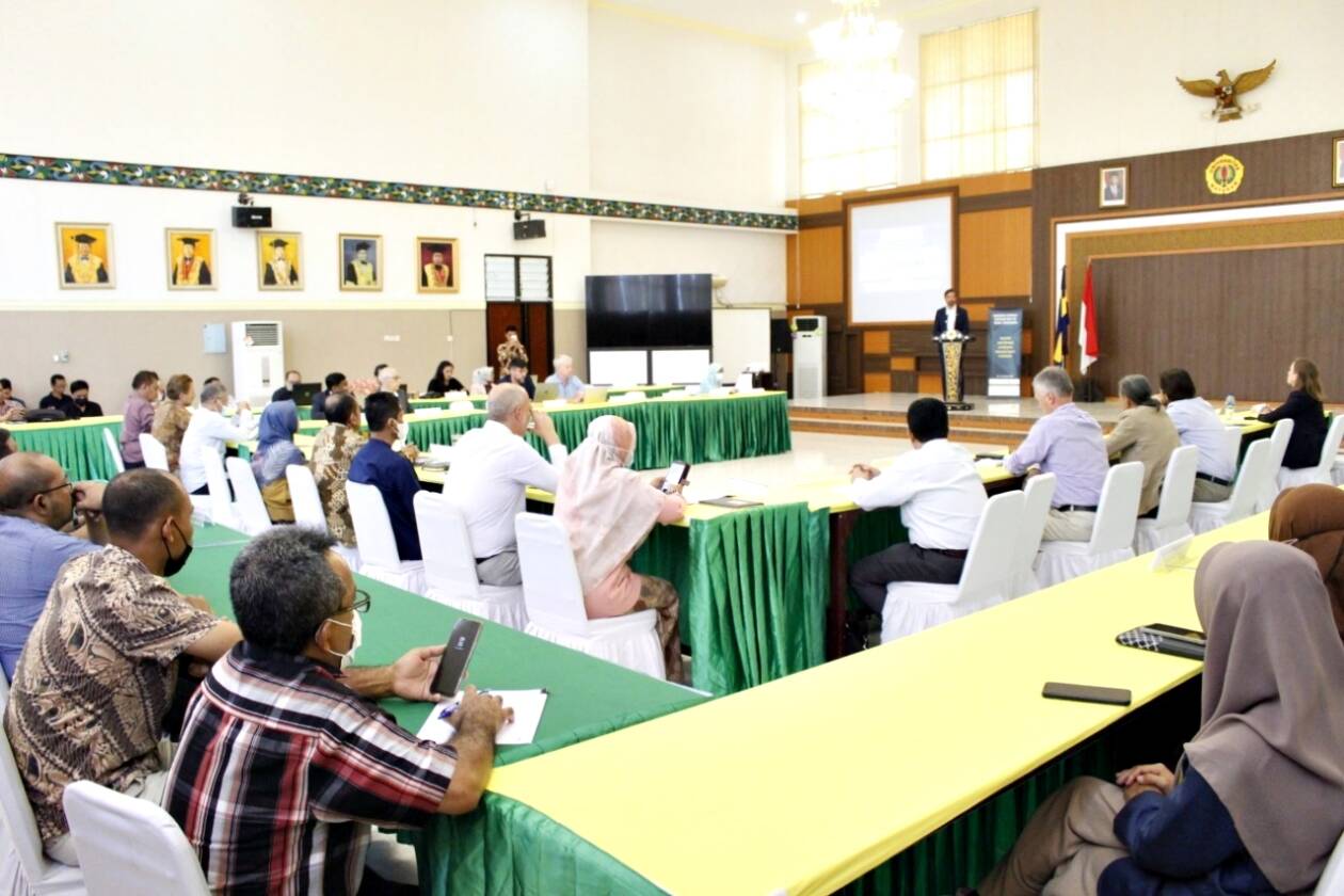 DEMI KEMAJUAN DAERAH: Workshop bertajuk Energi Terbarukan dan Pembangunan Rendah Karbon di NTB, yang berlangsung intensif di Ruang Sidang Senat, Rektorat Unram, Jumat (26/8).