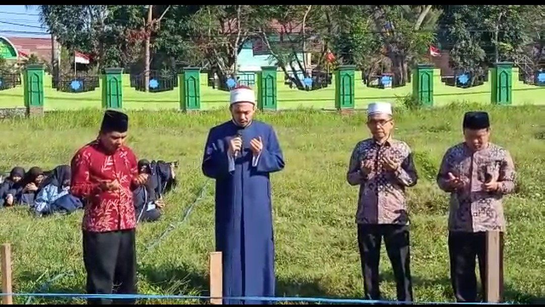 PELETAKAN BATU PERTAMA: Syeikh Kamal Ahmed Osman (dua dari kiri), guru tamu MAN 2 Mataram dari Kairo Mesir memimpin doa bersama pada acara peletakan batu pertama pembangunan masjid Darul Azkia MAN IC Lotim di Kecamatan Sakra, belum lama ini. (MAN IC Lotim
