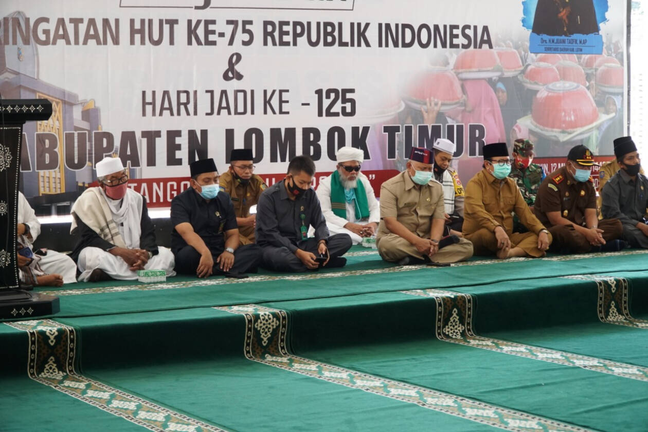 HARI JADI LOTIM: Bupati Lotim HM Sukiman Azmy (empat dari kiri) bersama Wakil Bupati Lotim H Rumaksi (tiga dari kanan) pada kegiatan peringatan Hari Jadi Lotim ke-125 di pendopo bupati Lotim, 31 Agustus 2020 lalu. (Dok Lombok Post)