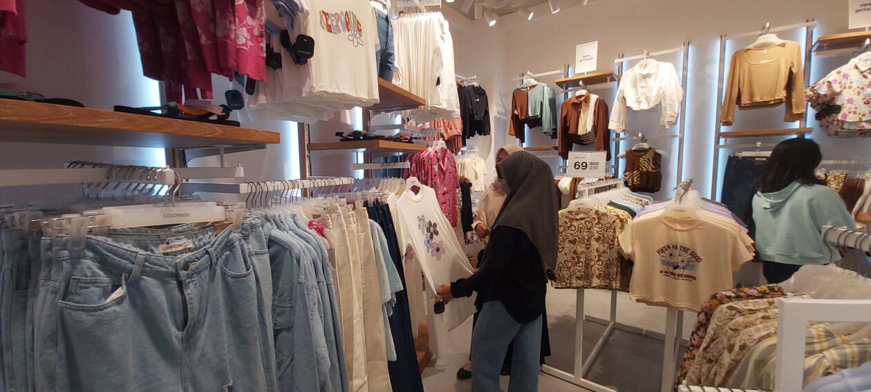 PILIH-PILIH: Beberapa wanita berhijab sedang mencari pakaian di Colorbox LEM, beberapa hari lalu.(NURUL/LOMBOK POST)