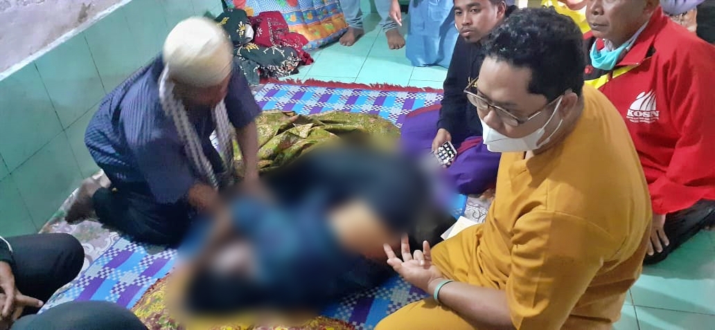 MENINGGAL DUNIA: Jenazah Dui Sentana Sabana Putra, 20 tahun, warga Desa Bilelando, Kecamatan Mujur, Lombok Tengah meringkuk di depan petugas medis yang tengah menjelaskan penyebab kematiannya pada keluarga korban di Desa Tumbuh Mulia, Kecamatan Suralaga,