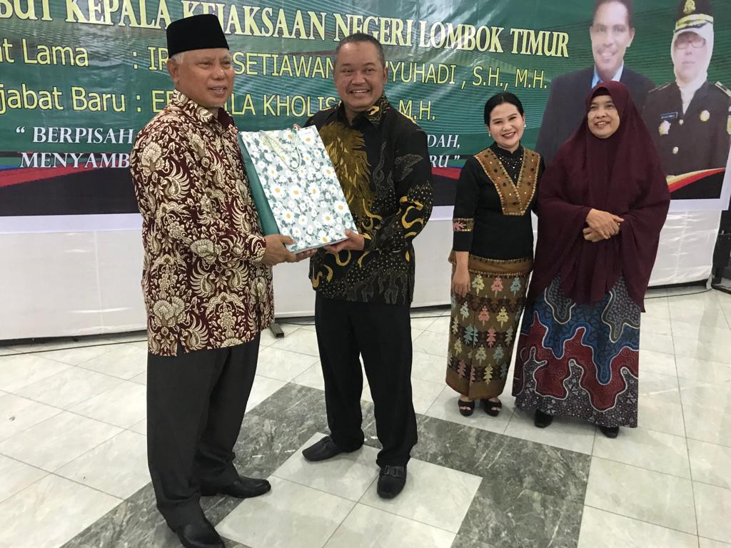 PERPISAHAN: Bupati Lotim HM Sukiman Azmy (kiri) menerima bingkisan perpisahan dari mantan Kajari Lotim Irwan Setiawan Wahyuhadi (kanan) di pendopo bupati Lotim, Jumat (26/8) malam lalu. (Fatih/Lombok Post)