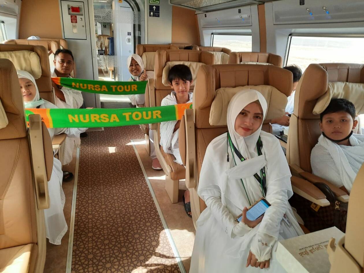 KERETA CEPAT: Jamaah Umrah Nursa Travel menggunakan kereta cepat rute Madinah ke Mekah, beberapa bulan lalu.(NURSA TRAVEL FOR LOMBOK POST)