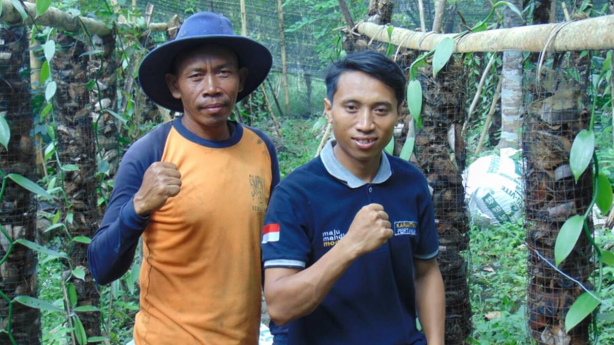 KEMBANGKAN VANILI: Petani vanili Wayan Suasana (kiri) usai melakukan pengecekan pohon vanili yang ada di Sajang, Sembalun, Lombok Timur, beberapa hari lalu.(IST/LOMBOK POST)