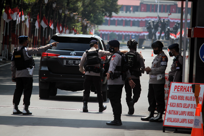 Petugas berpakaian lengkap melakukan penjagaan di depan Mako Brimob Polri, Depok, Jawa Barat, Minggu (7/8/2022). Penjagaan diperketat imbas diamankannya Irjen Ferdy Sambo di tempat khusus di Mako Brimob Polri. (Foto: Dery Ridwansah/ JawaPos.com)