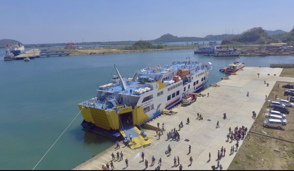 SUKSES SANDAR: Uji coba sandar KM Kirana VII di Pelabuhan PT PDS di Kecamatan Lembar, Lombok Barat, berjalan lancar, akhir pekan lalu.