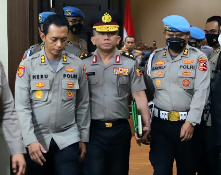 Mantan Kadiv Propam Polri Irjen Ferdy Sambo (tengah) usai menjalani sidang Komisi Kode Etik Polri di Gedung Transnational Crime Center Divisi Propam Mabes Polri, Jakarta, Jumat (26/8). (Foto: Dery Ridwansah/ JawaPos.com)