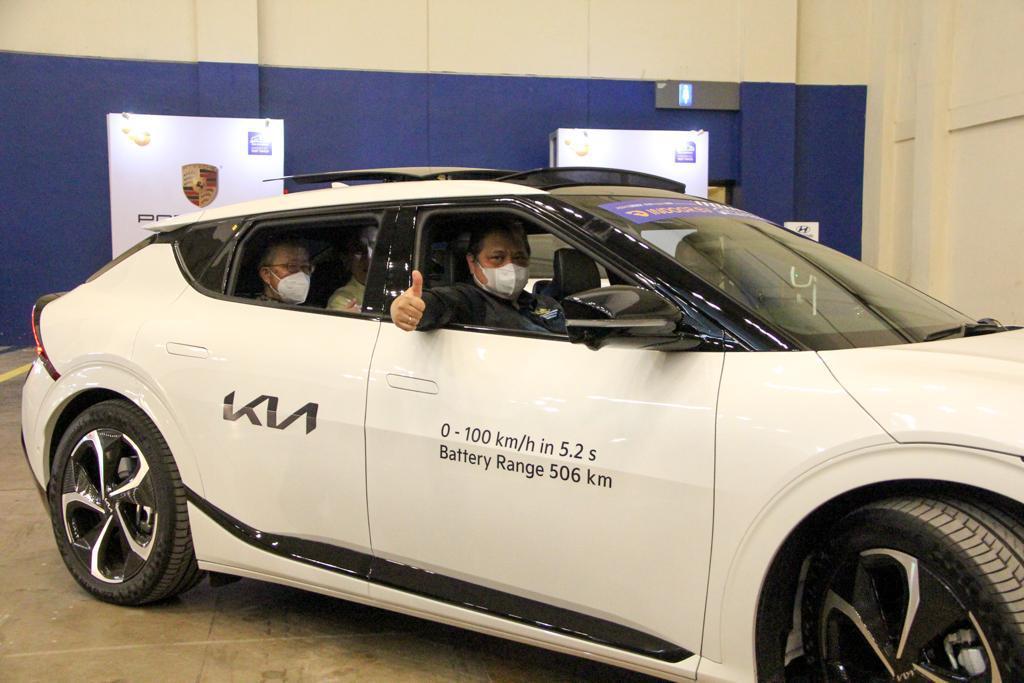 Menteri Koordinator Bidang Perekonomian Airlangga Hartarto mencoba Mobil Listrik KIA  di sela-sela pembukaan  Gaikindo Indonesia International Auto Show (GIIAS) 2022, Kamis (11/8/2022).