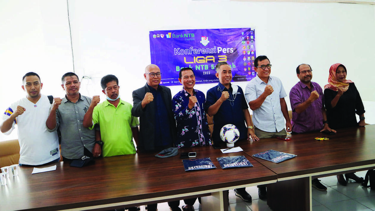 KOMPAK: Ketua Asprov PSSI NTB Mori Hanafi (empat dari kanan) bersama jajaran pengurus usai memberikan keterangan terkait Liga 3 Bank NTB Syariah 2022, kemarin (4/8).(PUJO/LOMBOK POST)