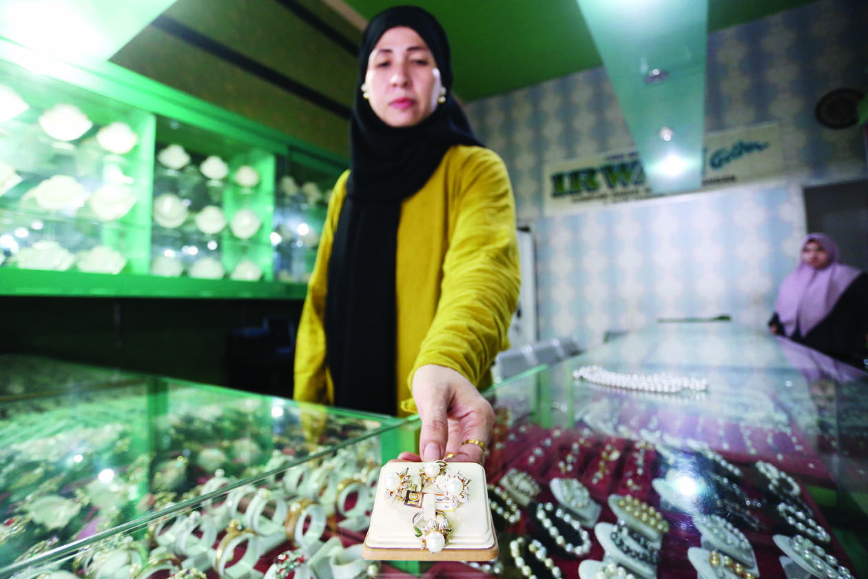 BAKAL DIPAMERKAN: Para pedagang dan perajin mutiara Lombok akan menggelar pameran di Taman Sangkareang, 26-28 Agustus mendatang. (Foto: Ivan/Lombok Post)
