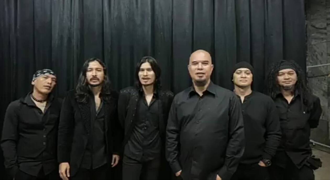 Formasi Dewa 19  dengan Ello dan Firzha sebagai lead vocal.