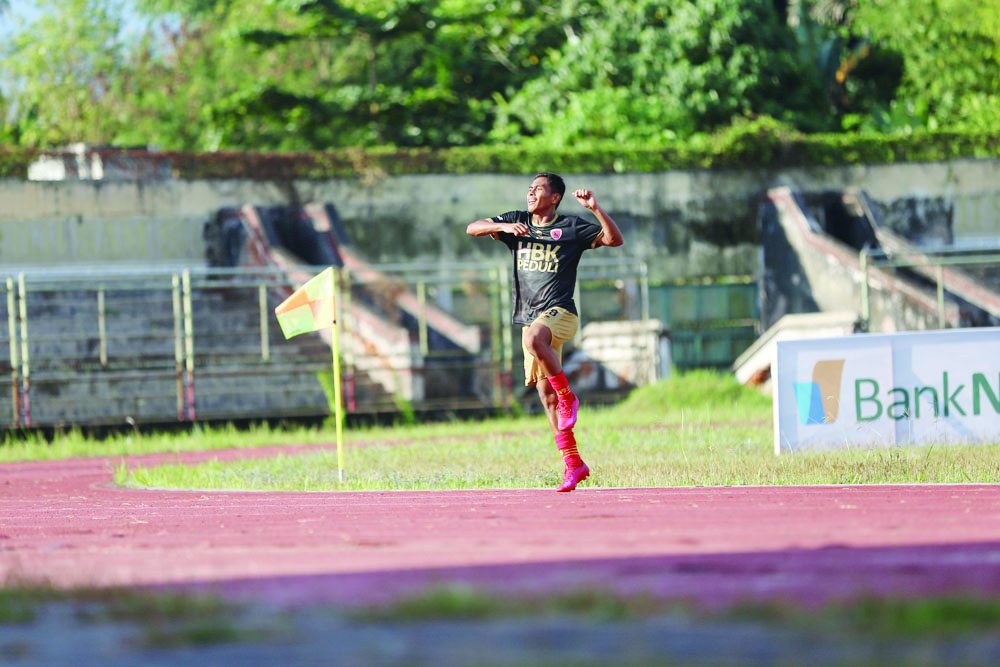 SELEBRASI: Pemain Lombok FC Ahmad Dani merayakan gol yang dicetaknya saat melawan Perslobar, Sabtu (14/8).(IVAN/LOMBOK POST)