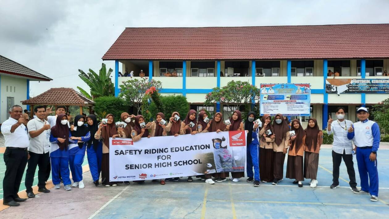 Foto Bersama: Tim safety riding Astra Motor NTB bersama guru dan siswa siswi SMKN 1 Sikur. (Honda for Lombok Post)