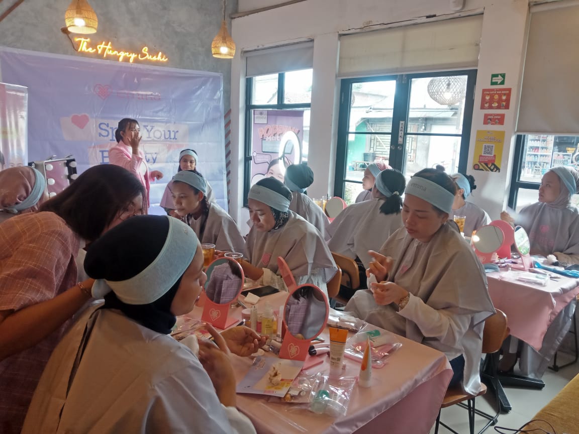 MAKIN CANTIK: Para peserta Beauty Class yang digelar Emina Cosmetics Lombok dan Restoran The Hungry Sushi Pagutan sibuk belajar merias wajah dipandu instruktur, Sabtu (13/8/2022). (Farida/Lombok Post)