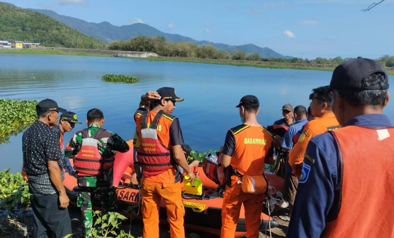 MELAKUKAN PENCARIAN: Tim Basarnas NTB, Polsek Praya Barat Daya dan warga saat melakukan pencarian korban tenggelam di Bendungan Pengga, Senin (15/8). (Polsek Praya Barat Daya for Lombok Post)