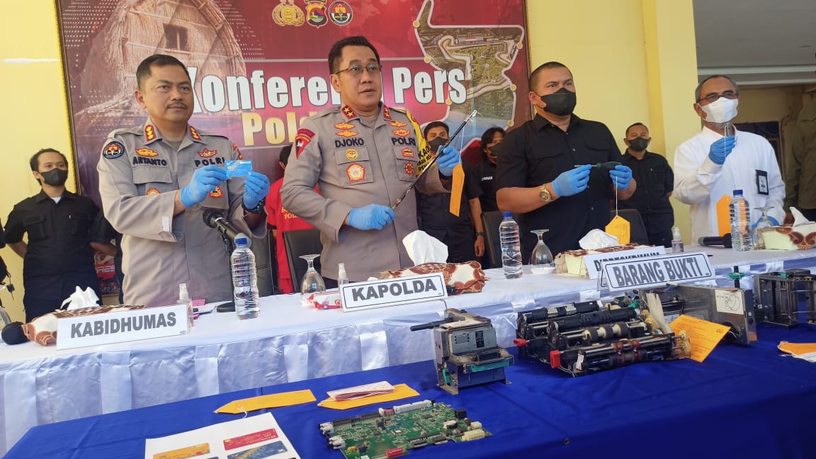 INI BUKTINYA: Kapolda NTB Irjen Pol Djoko Poerwanto (tengah) didampingi Kabid Humas Kombespol Artanto (kiri) dan Dirreskrimum Polda NTB Kombespol Teddy Rustiawan (dua dari kanan) menunjukkan barang bukti, Selasa (16/8). (Foto: Harli/Lombok Post)