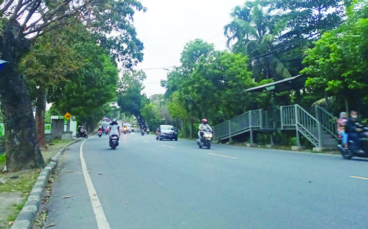 AKAN DIBENAHI: Pedestrian di kawasan timur Mataram ini akan dipercantik untuk memberi kesan positif bagi pengunjung yang datang ke Kota Mataram. (Foto: Rojai/Lombok Post)