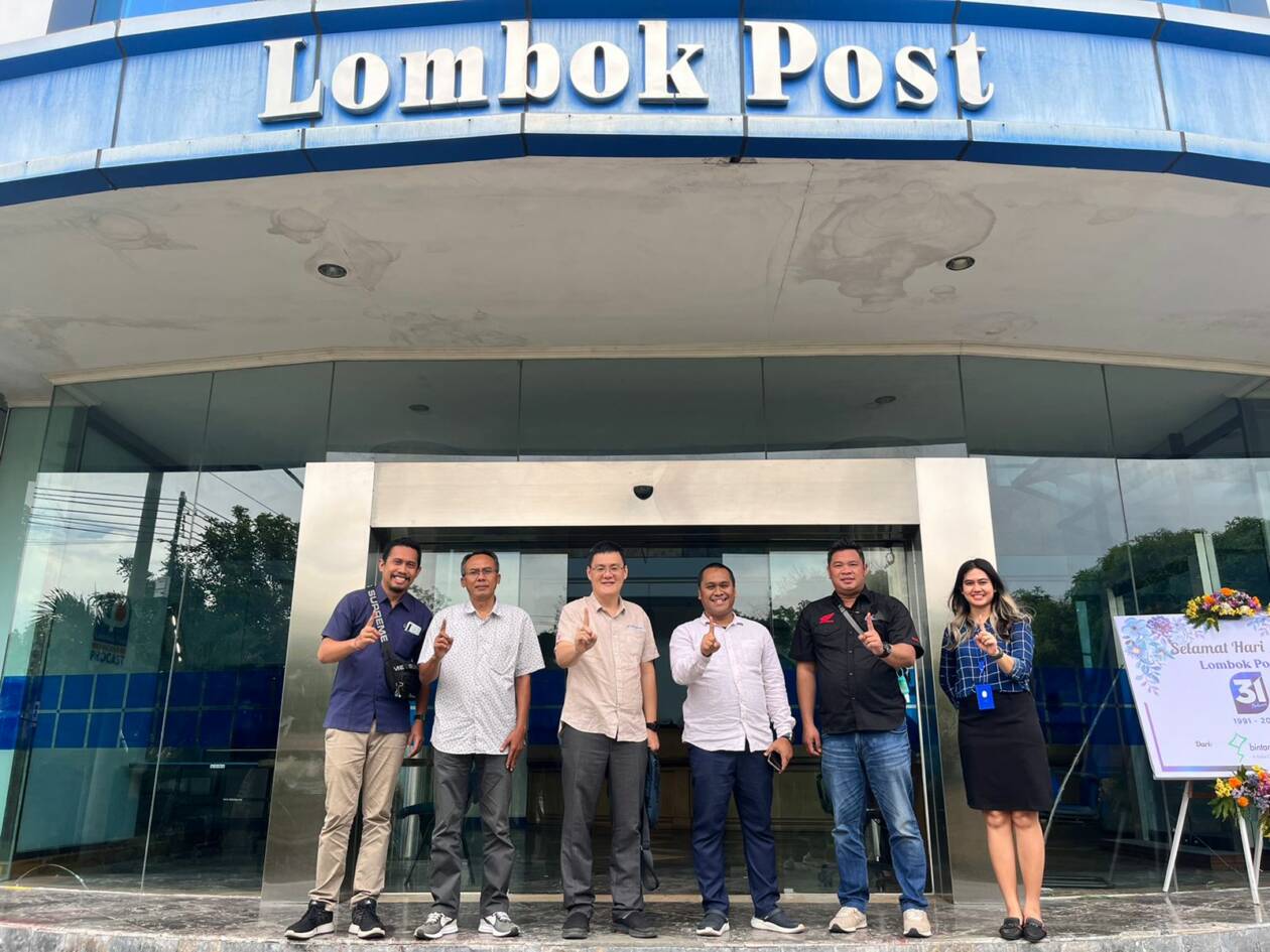 Foto bersama :Manajemen Lombok Post dan Manajemen Astra Motor NTB saat berkunjung ke kentor Lombok Post, kemarin (18/8). (GALIH/LOMBOK POST)