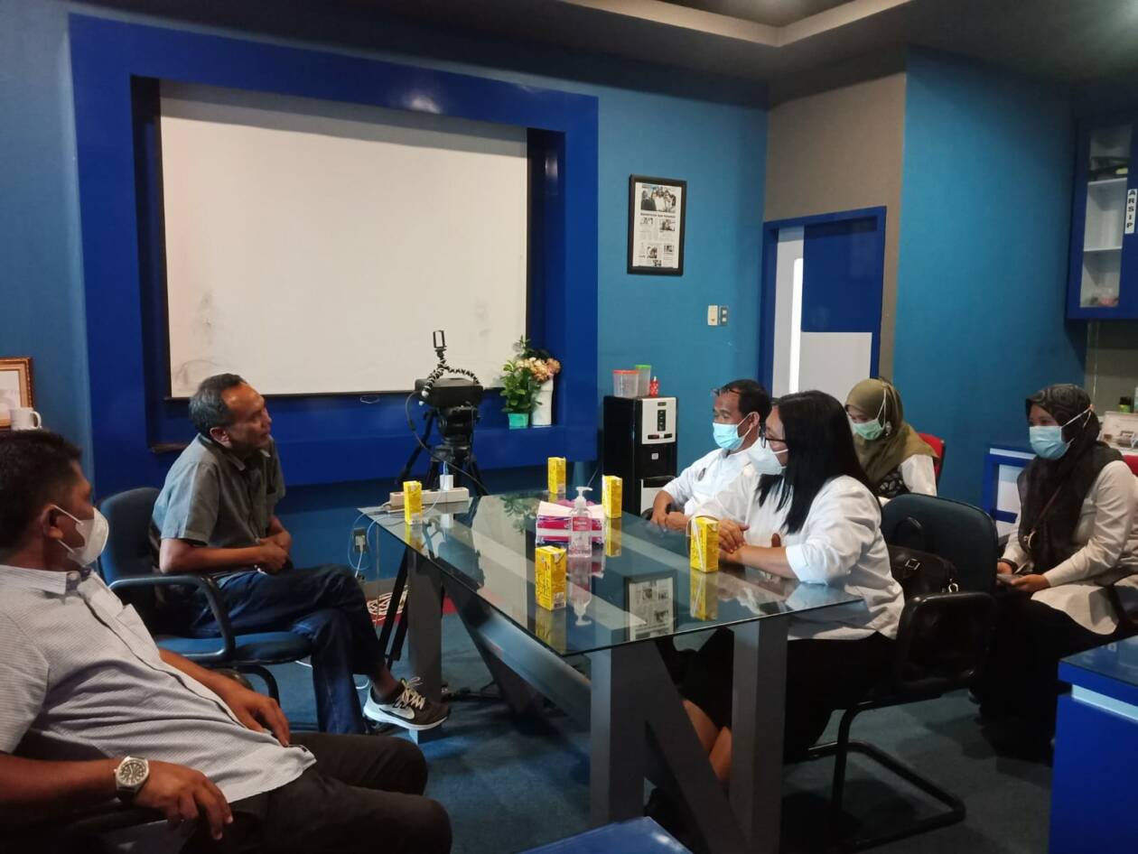 DISKUSI: Kepala Kantor Bahasa Provinsi NTB Puji Retno Hardiningtyas dan jajarannya berkunjung ke Graha Pena Lombok diterima GM Lombok Post Haliludin dan Manajer Iklan Samsul Rizal, Senin (22/8)/2022.  (Farida/Lombok Post)