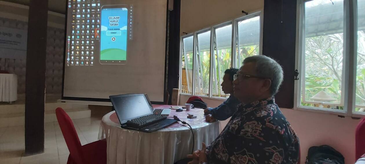 PRESENTASI: Ketua Tim Pengembangan Games Aksara Sasak Baluk Olas Berbasis Aplikasi Prof Muhammad Tajuddin (kanan) bersama tim dan masyarakat dalam diskusi aplikasi di Mataram, Kamis (18/8/2022). (Nurul/Lombok Post)