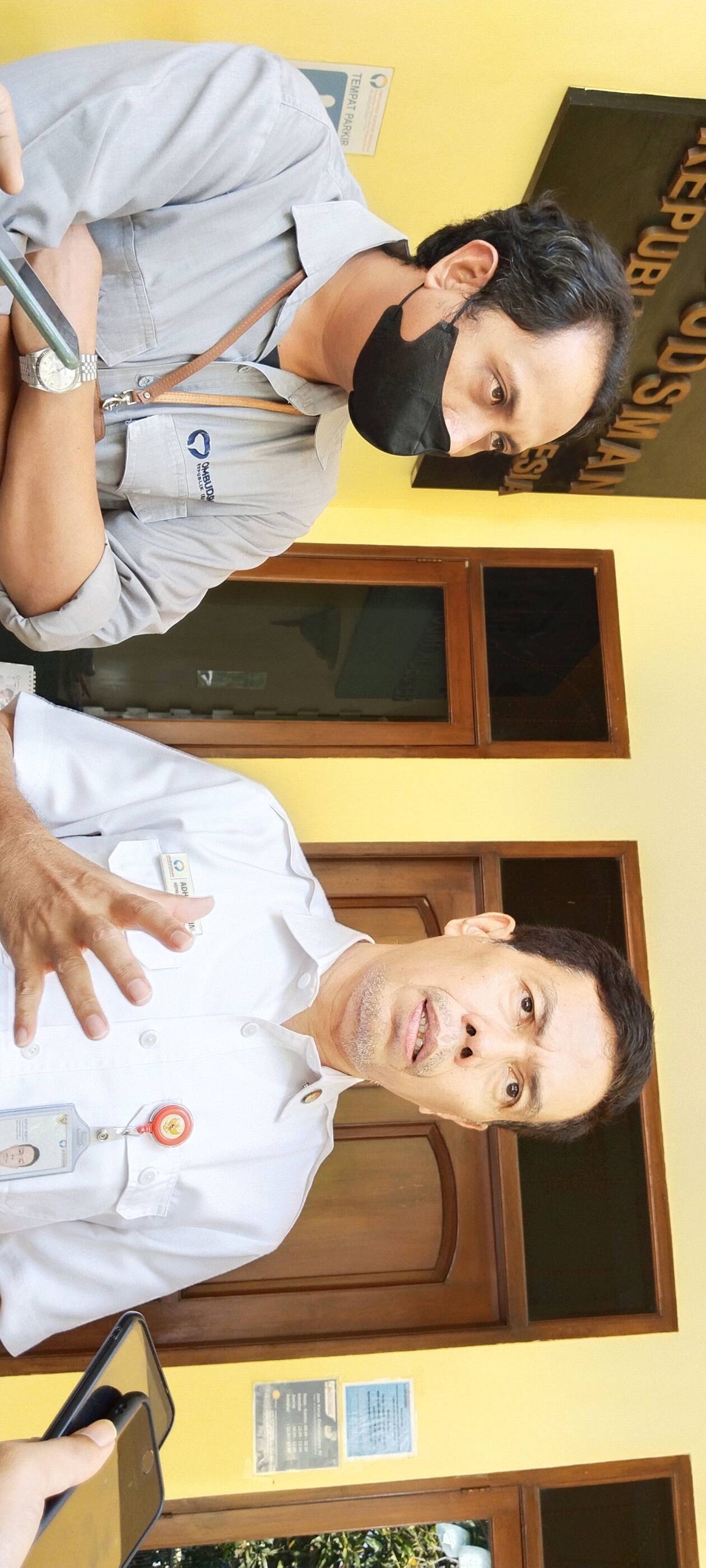 KONFERENSI PERS: Kepala Ombudsman RI Perwakilan NTB Ashar Hakim (kanan) berikan keterangan pada wartawan terkait pertemuannya bersama Kemenkumham RI dan Imigrasi Mataram dikantornya, Kamis (11/8/2022).  (Dewi/Lombok Post)