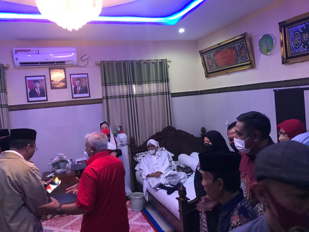SILATURAHMI: Ketua DPR RI Puan Maharani mengunjungi ulama kharismatik NU TGH Turmudzi Badaruddin di kediamannya, Ponpes Qomarul Huda Bagu, Kabupaten Lombok Tengah, Sabtu (27/8/2022).  (Dewi/Lombok Post)