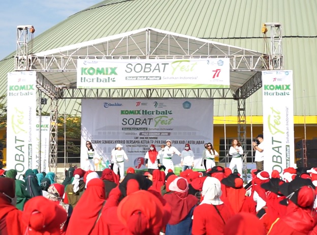 SOBAT FEST Jawa Barat: Senam bersama Lina Marlina Ruzhan( Ibu Wagub Jawa Barat), Dokter Siska Gerfianti, dan Dokter Indah Kusuma, beberapa waktu lalu.(KOMIX FOR LOMBOK POST)