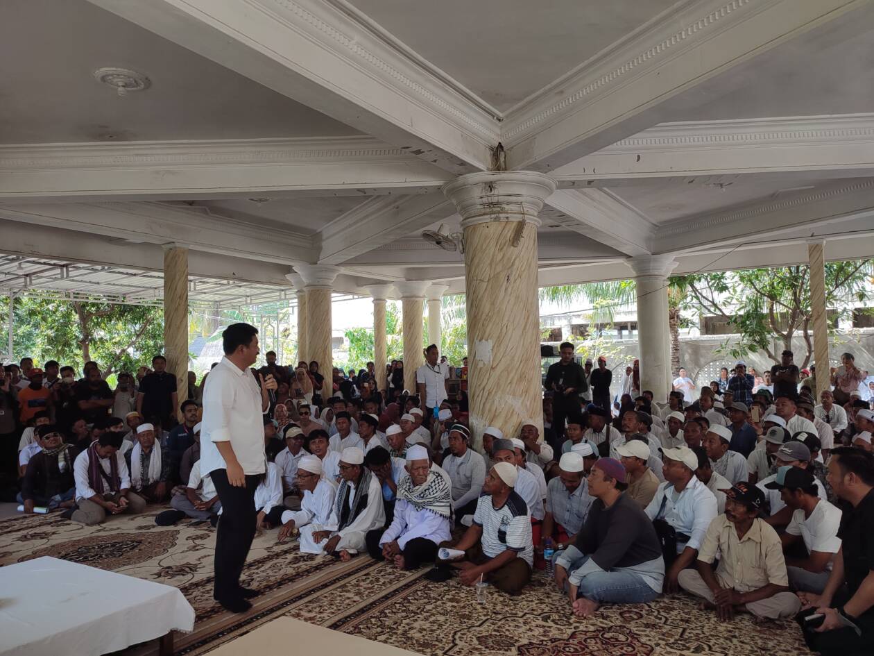 BERTEMU MASYARAKAT: Menteri ATR/BPN Hadi Tjahjanto bersama Gubernur NTB Zulkieflimansyah saat berdialog dengan masyarakat yang menguasai lahan aset pemprov, di Gili Trawangan, Jumat (16/9). (Didit/Lombok Post)