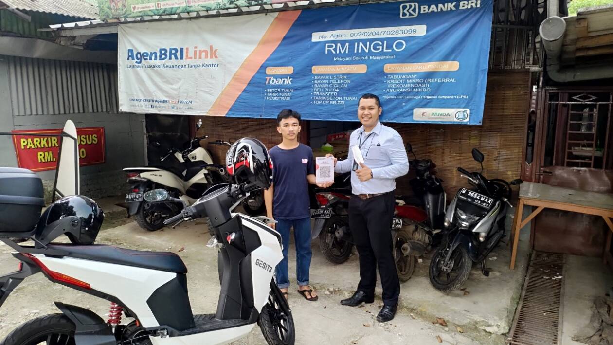 BRI tercatat telah menggunakan 30 mobil listrik yang tersebar di berbagai Regional Office (RO) sebagai kendaraan operasional. Tidak hanya itu, setidaknya terdapat 50 motor listrik GESITS yang mulai digunakan oleh para Tenaga Pemasar BRI.