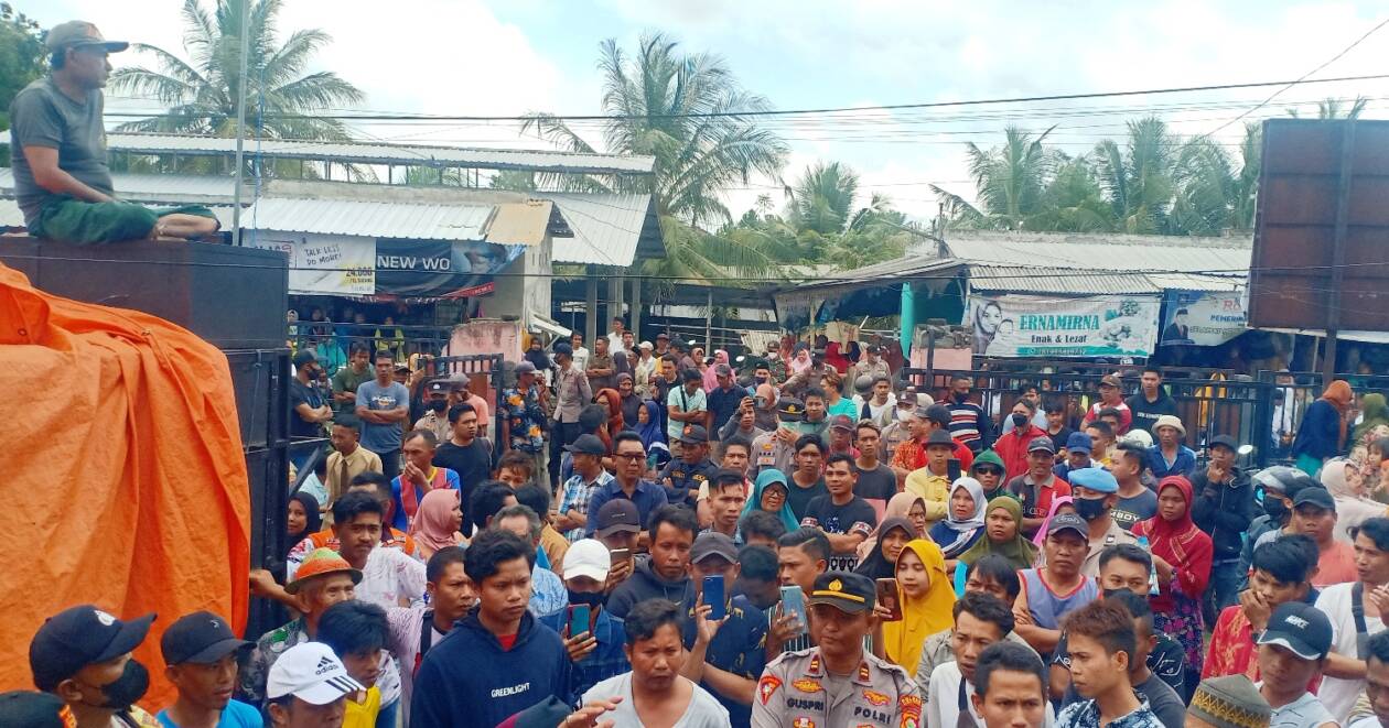 AKSI WARGA: Warga Desa Beraim, Kecamatan Praya Tengah, Loteng saat mendatangi kantor desanya, Kamis (15/9). (Dedi/Lombok Post)