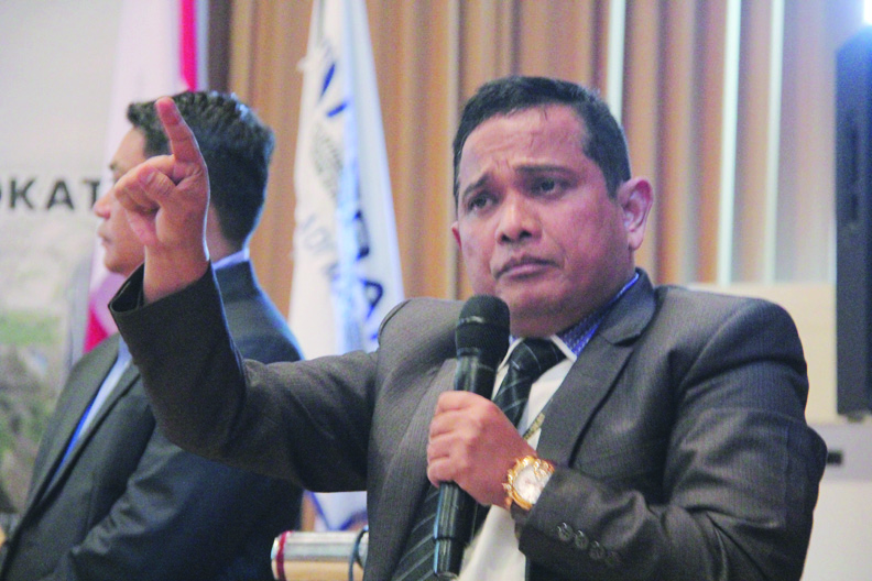 TERPILIH LAGI: Ketua DPC Peradi Mataram terpilih Dr Asmuni memberikan sambutan usai terpilih kembali pada muscab di salah satu hotel di Mataram, Sabtu (24/9). (Foto: Harli/Lombok Post)