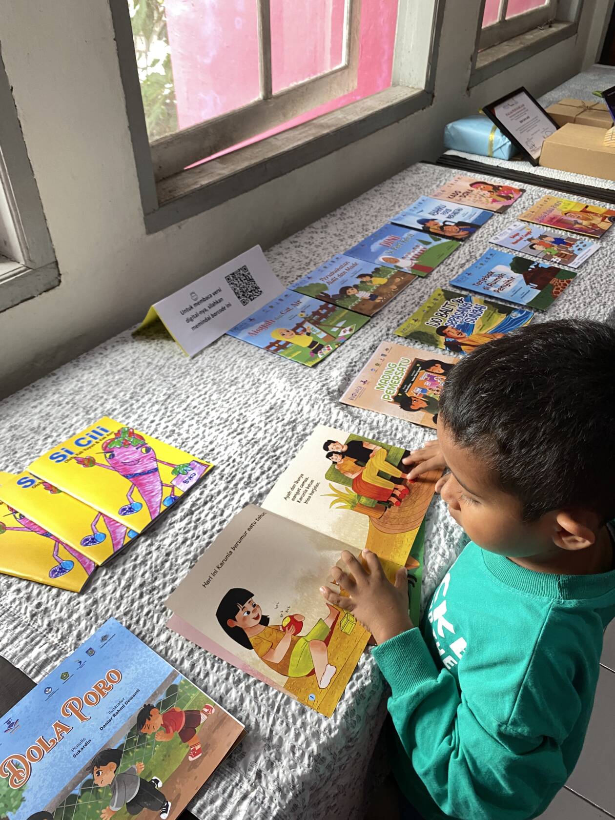 SUMBER ILMU PENGETAHUAN: Seorang anak asyik membaca buku, di Sarasehan Pegiat Literasi untuk Peringatan Hari Aksara Internasional 2022, di DPK NTB awal pekan ini. (Yuyun/Lombok Post)