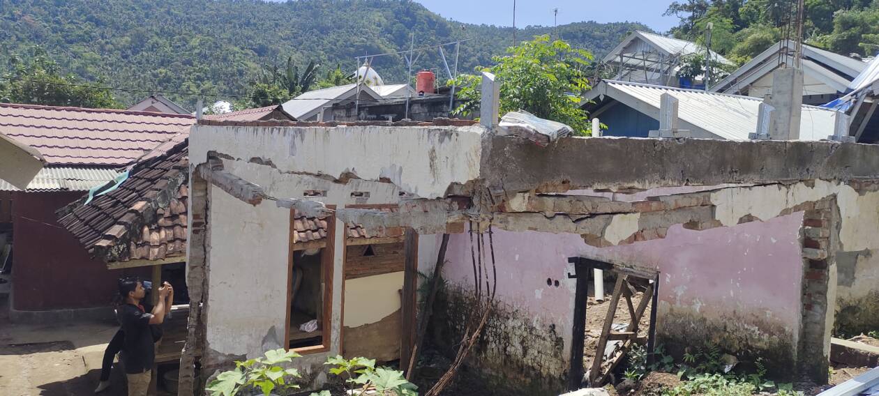 BELUM ADA PERHATIAN: Rumah rusak akibat banjir bandang di Dusun Kekait Daye, hingga saat ini belum tersentuh perbaikan. (Habibul Adnan/Lombok Post)