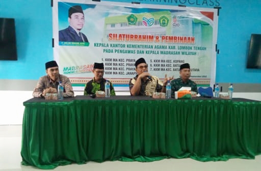 BERI ARAHAN: Kepala Kantor Kemenag Loteng H Jaelani (dua dari kanan), saat menyampaikan arahannya di pembinaan KKM MA, di gedung workshop MAN 1 Loteng, Jumat (16/9).