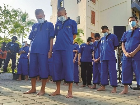 PENYELUNDUP SABU: Dua tersangka kasus tindak pidana narkotika (depan) saat diperlihatkan di kantor BNN NTB, beberapa waktu lalu. (Foto: Harli/Lombok Post)