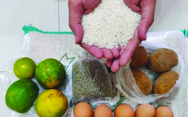 BANSOS: Sejumlah barang yang diterima warga selaku penerima BPNT. (Foto: Dok/Lombok Post)