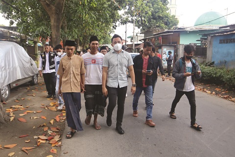 MASIH PENDALAMAN: Kasatreskrim Polresta Mataram Kompol Kadek Adi Budi Astawa (tengah) berjalan saat proses olah TKP di lokasi pembunuhan di wilayah Pagesangan Timur, Mataram, Rabu (7/9) lalu. (Foto: Harli/Lombok Post)