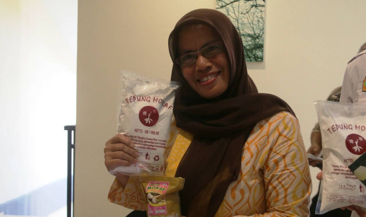 TEPUNG KAYA NUTRISI: Hatmi Erawati warga Kelurahan Sayang-sayang menunjukkan tepung mocaf buatannya. (TONI/LOMBOK POST)