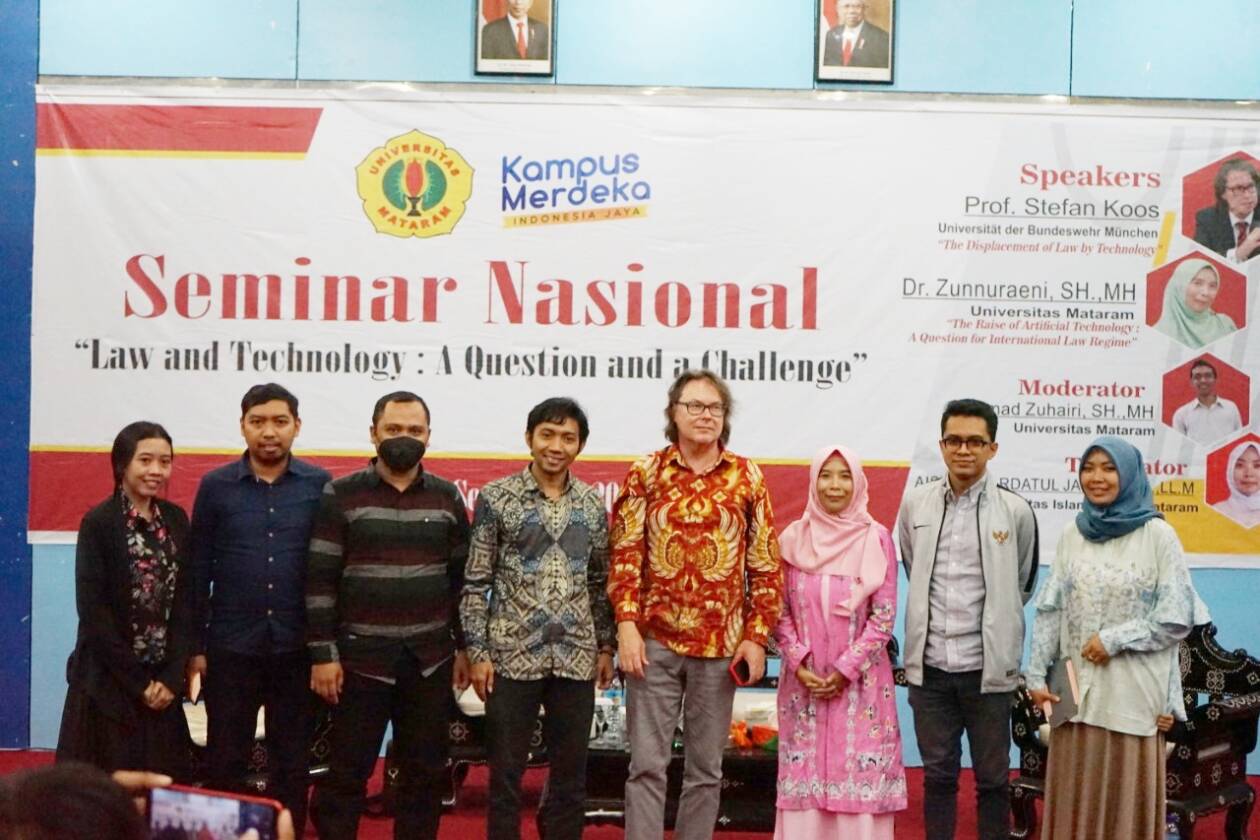 KEGIATAN BERMANFAAT: Pihak FH Unram dan pembicara usai kuliah umum, di Gedung Theater Fakultas Ekonomi dan Bisnis Unram, Rabu (7/9).