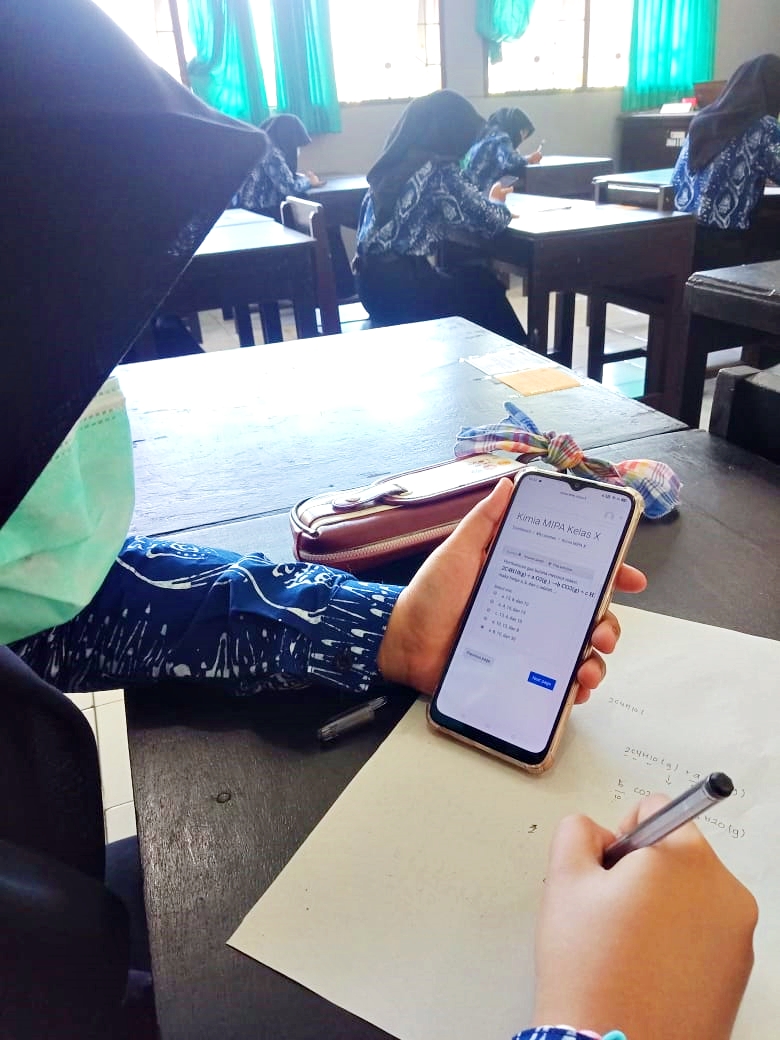 JAWAB SOAL : Seorang siswa menggunakan gawainya menjawab soal untuk ujian penilaian harian bersama (PHB) berbasis IT, di SMAN 5 Mataram, beberapa waktu lalu.