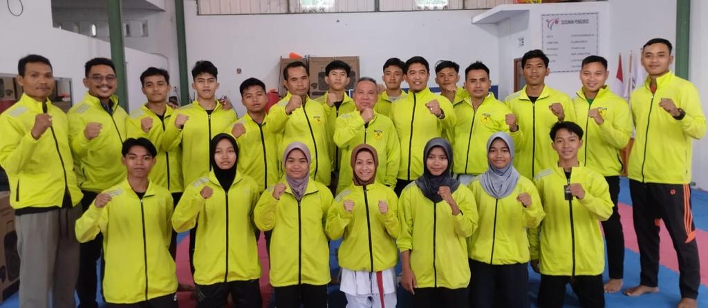 SELAMAT BERTANDING: Ketua Pengprov FORKI NTB H Muzihir (berdiri/delapan dari kanan) beserta pengurus, melepas 23 karateka NTB untuk mengikuti Kejurnas Karate Piala PB FORKI, kemarin (29/9).(IST/LOMBOK POST)